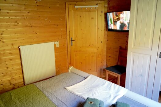 Komfort-Schlafzimmer 1 im Landhausstil mit elektrischen Lattenrosten und TV