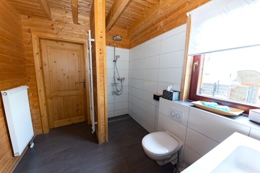 barrierefreies, großes und modernes Bad mit beheiztem Luxuswhirlpool (Farbspiel und verschiedene Massageprogramme)