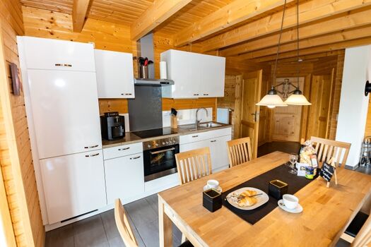 Küche reichhaltig ausgestattet mit Spülmaschine, Backofen, Ceranfeld, Kaffeevollautomat, Messerblock uvm.