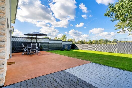 Terrasse mit eingezäuntem Garten