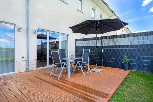 Terrasse mit eingezäuntem Garten