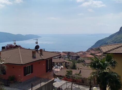 erhabene Lage über dem See, traumhaft!