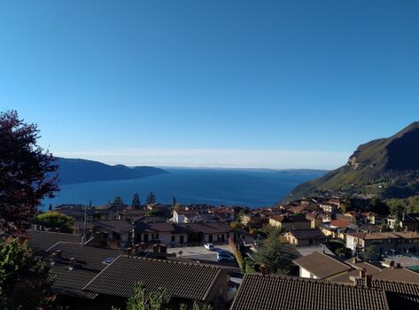 atemberaubender Seeblick von der Terrasse