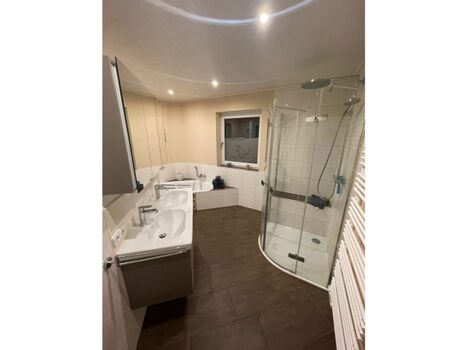 Badezimmer mit Dusche und Badewanne