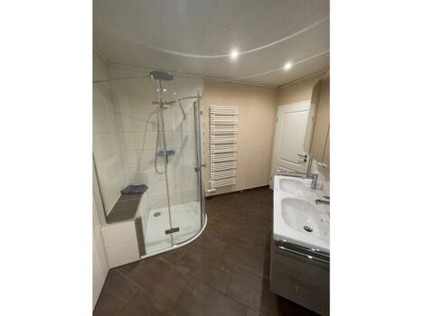 Badezimmer mit Dusche und Badewanne