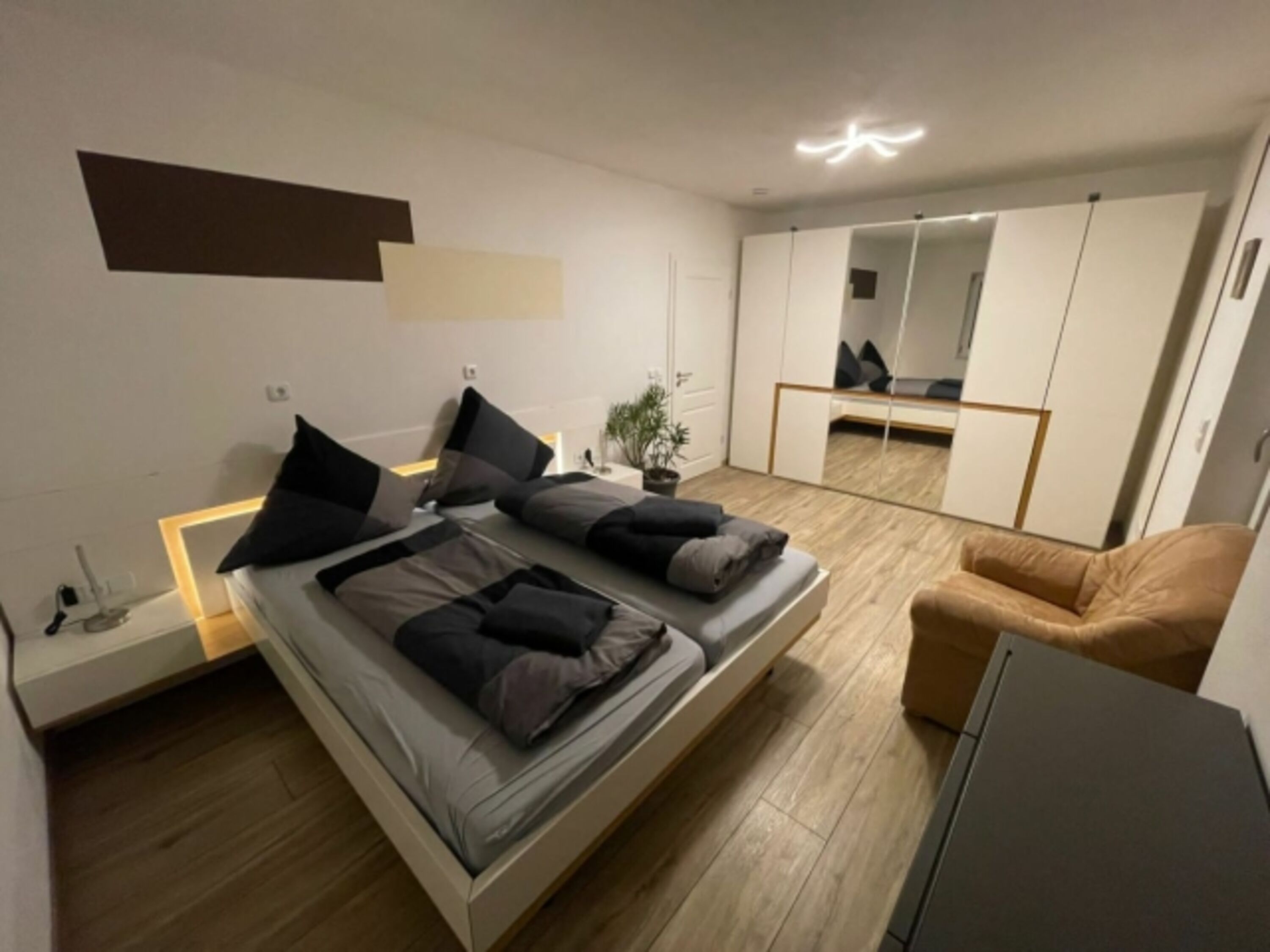 Schlafzimmer 1