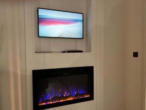 Elektrokamin und TV