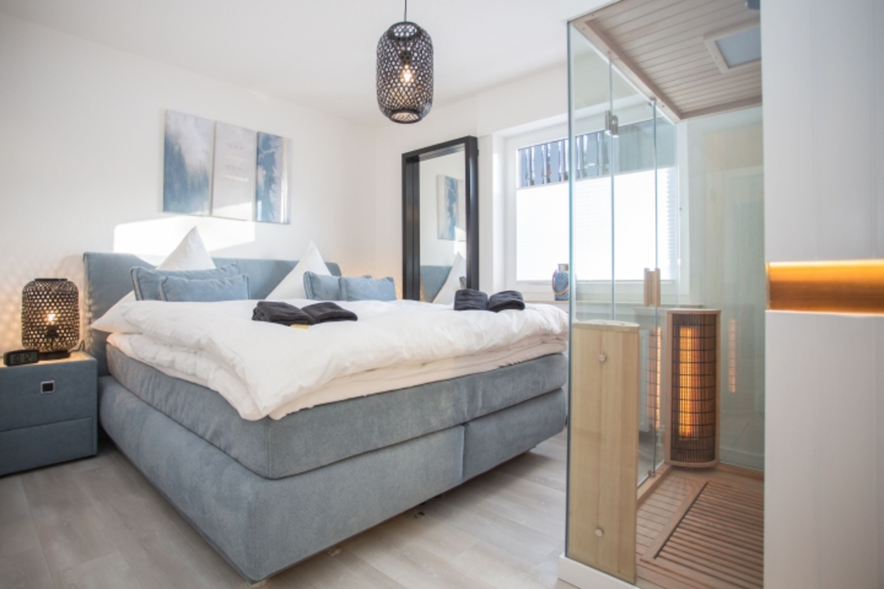 Schlafzimmer mit Boxspringbett