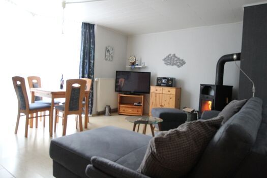 Wohnzimmer mit Eckcouch, Kamin und LCD TV