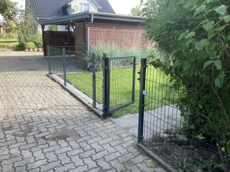 kleiner eingezäunter Garten