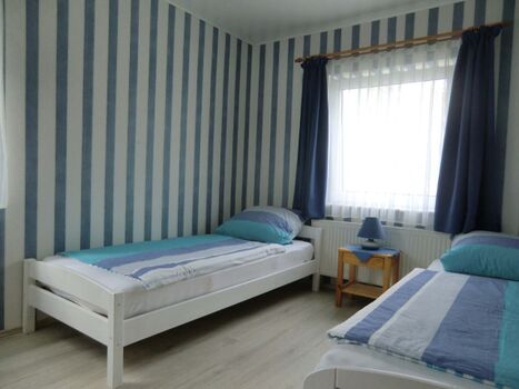 kleines Schlafzimmer mit 2 Einzelbetten