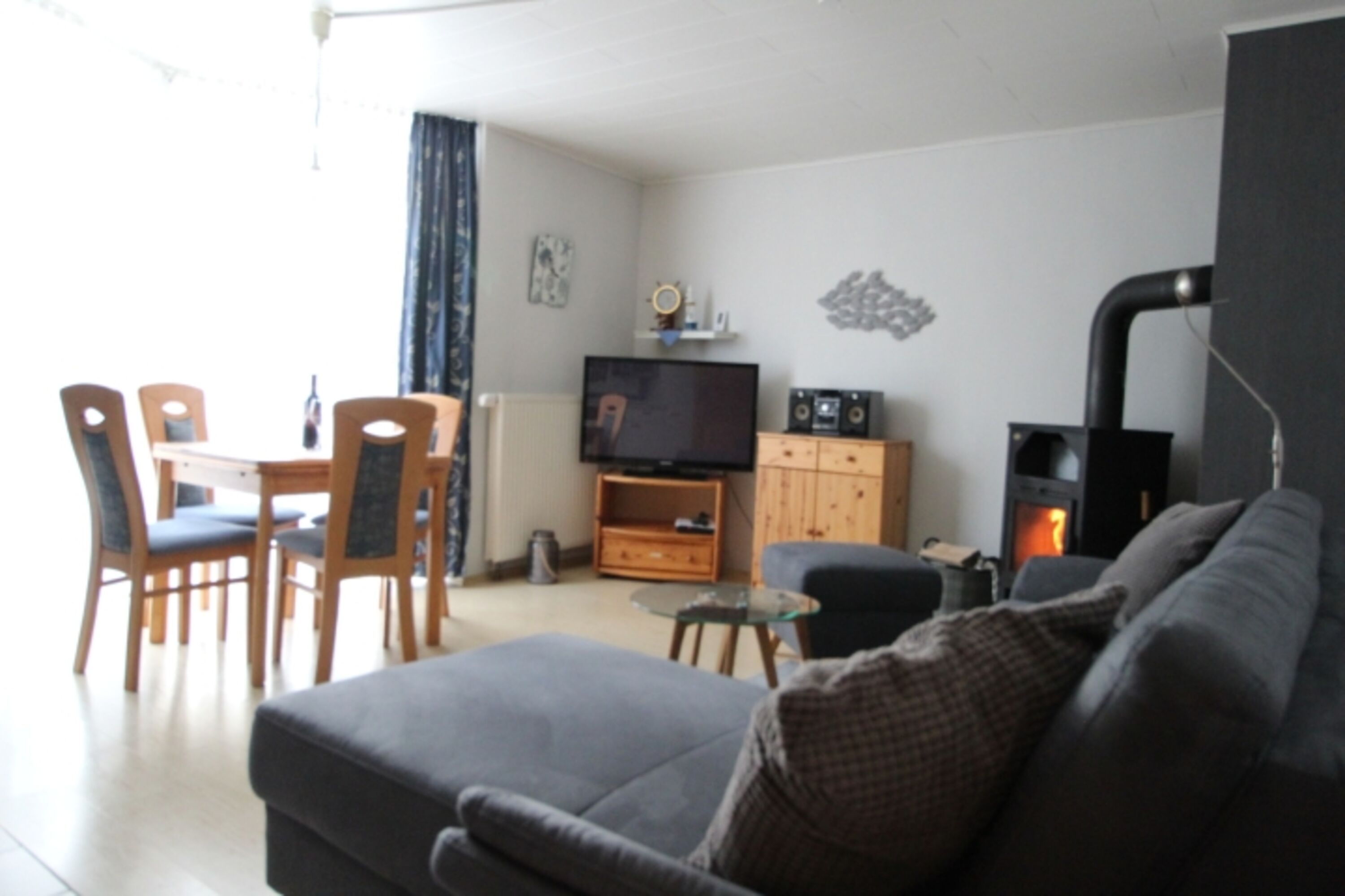 Wohnzimmer mit Eckcouch, Kamin und LCD TV