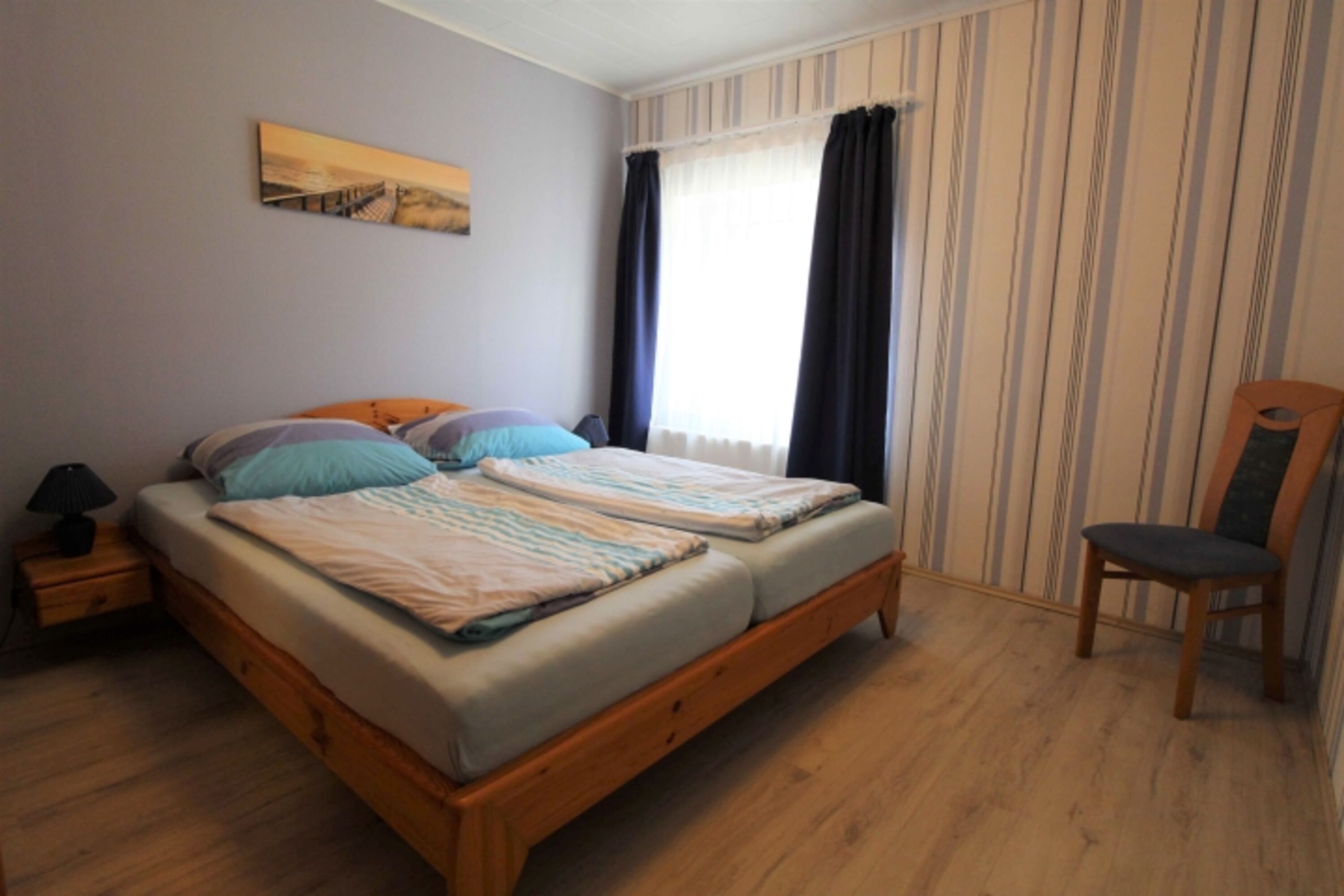 großes Schlafzimmer mit Doppelbett (1,80m Breite)