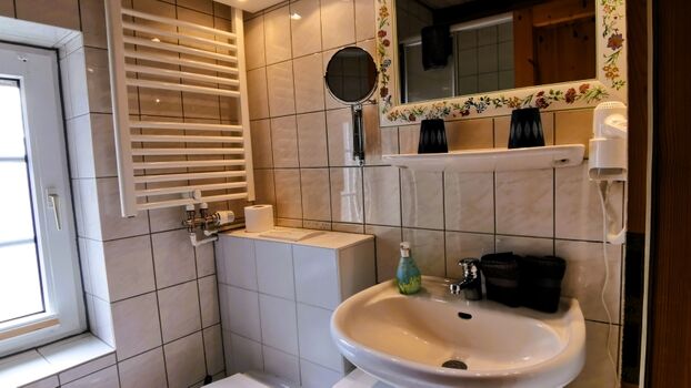 Duschbad -  eigene Waschmaschine im Flur