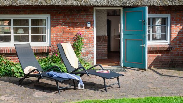 Terrasse der Kate im eingezäunten Garten