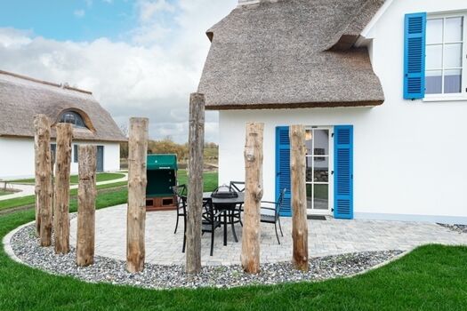 Terrasse mit Tischgrill und Strandkorb