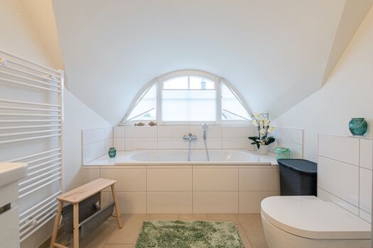 Bad im OG mit Wanne und Dusche