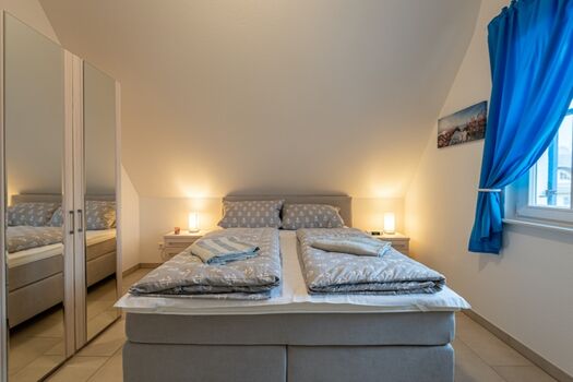 Schlafzimmer 1 mit Doppelbett