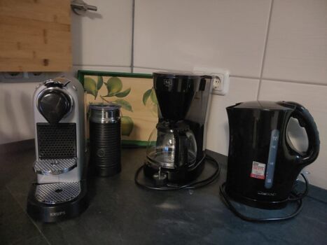 Nespresso Kapselmaschine mit Milchaufschäumer und Filterkaffeemaschine