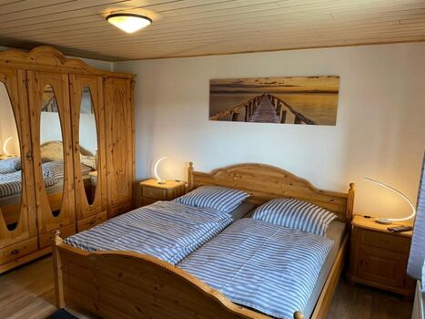 Schlafzimmer mit Doppelbett