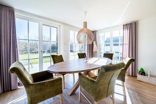 Essbereich mit Terrassenzugängen