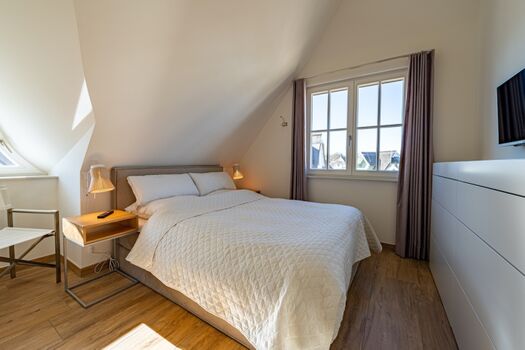 Schlafzimmer 3 mit Doppelbett und TV