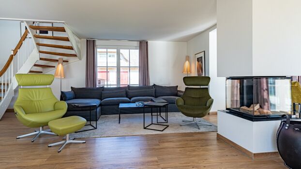 Wohnbereich mit Aufgang OG und Kamin