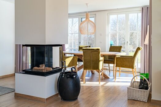 Blick zum Essbereich und Kamin