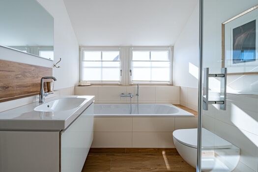 Bad im OG mit Wanne und Dusche