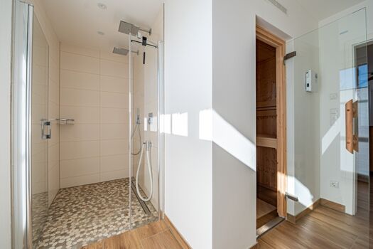 Wellnessbereich mit Dusche, Sauna und Terrassenzugang