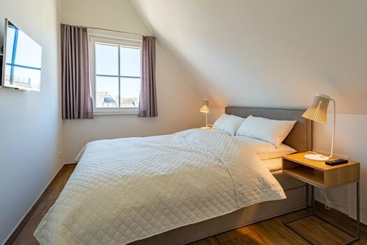 Schlafzimmer 2 mit Doppelbett und TV