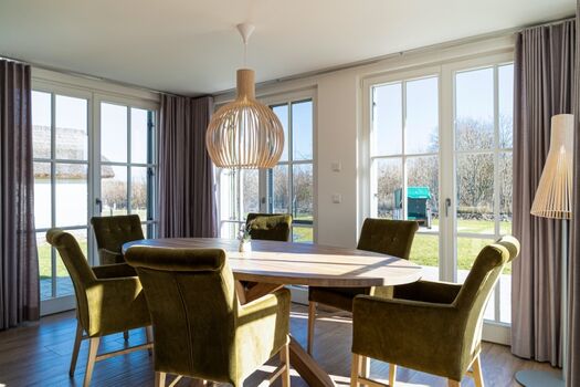 Essbereich mit Terrassenzugängen