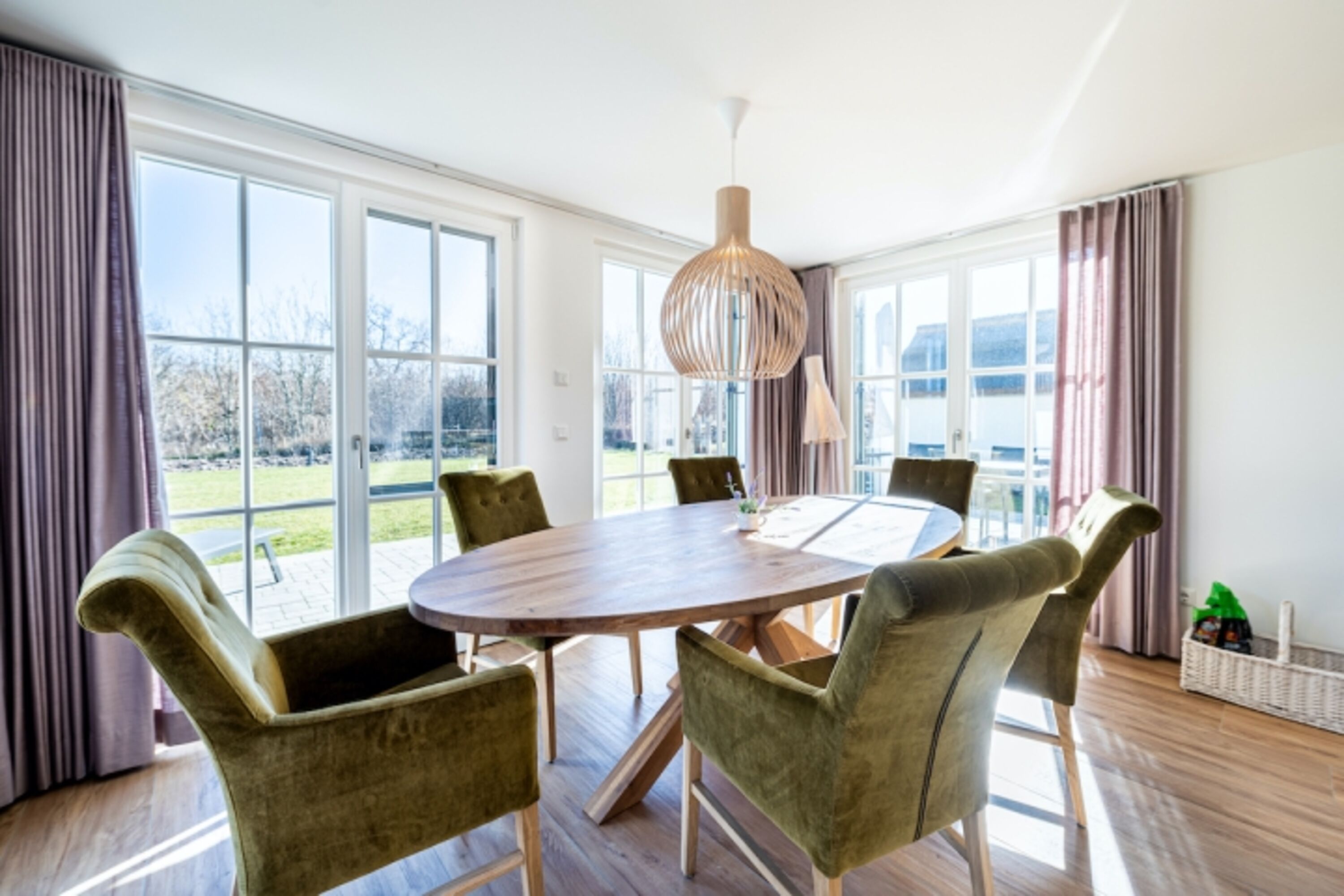 Essbereich mit Terrassenzugängen