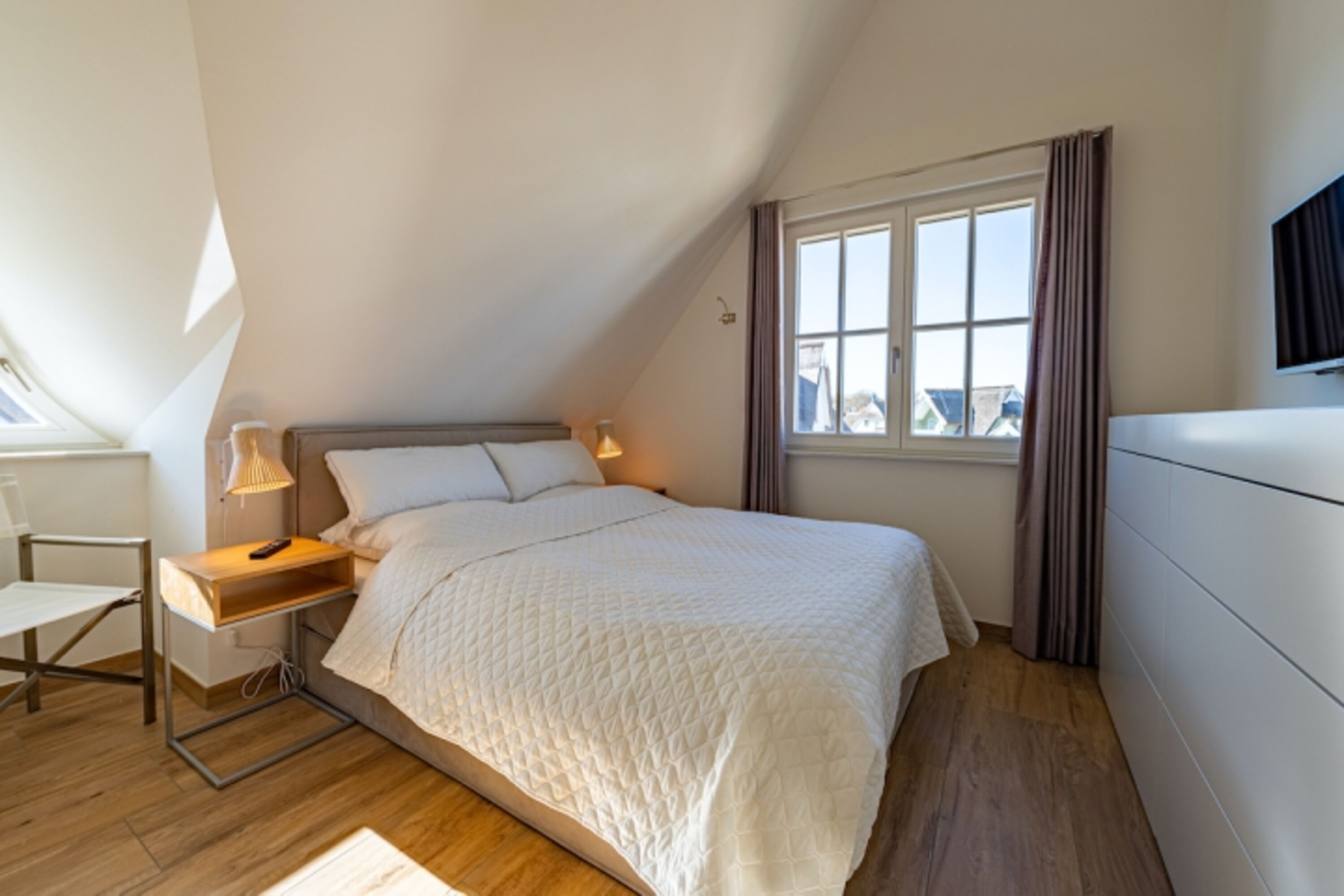 Schlafzimmer 3 mit Doppelbett und TV