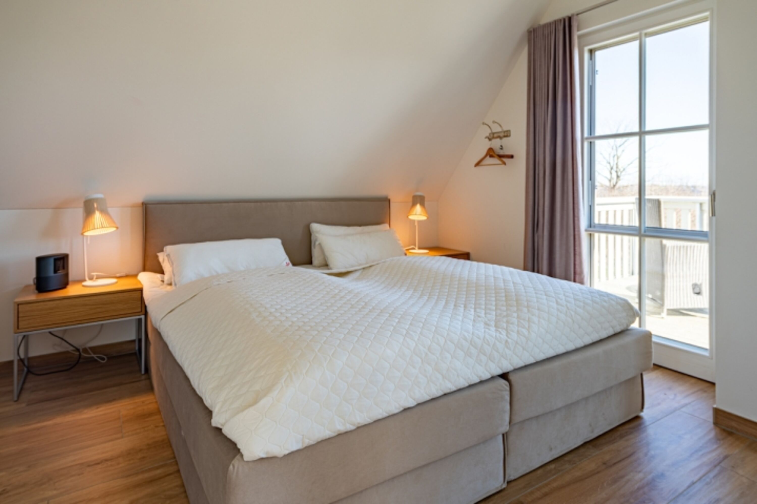 Schlafzimmer 1 mit Doppelbett, TV und Balkonzugang