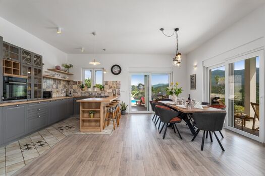 Voll ausgestattete Küche mit Kücheninsel und Essbereich