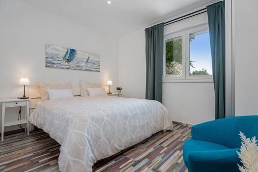 Schlafzimmer Nr. 1 mit Kingsize-Bett, eigenem Bad, Klimaanlage und Blick auf den Pool.