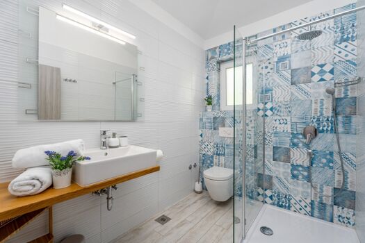 Eigenes Badezimmer mit Dusche