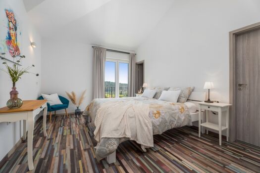 Schlafzimmer Nr. 4 mit Kingsize-Bett, Klimaanlage, eigenem Bad und Balkon.