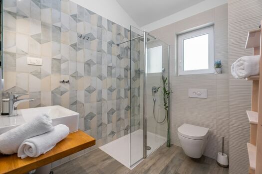 Eigenes Badezimmer mit Dusche