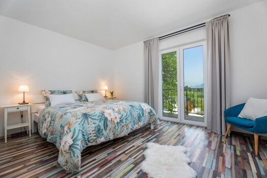 Schlafzimmer Nr. 2 mit Kingsize-Bett, eigenem Bad, Balkon und Klimaanlage