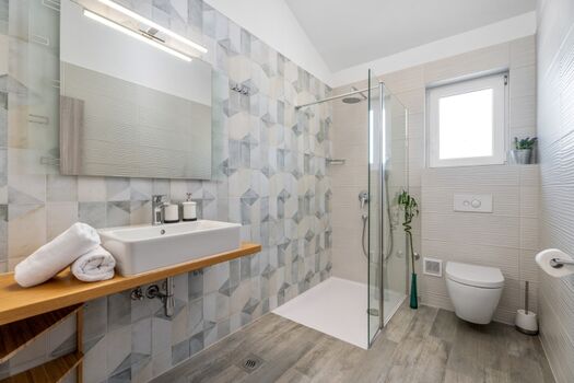 Eigenes Badezimmer mit Dusche