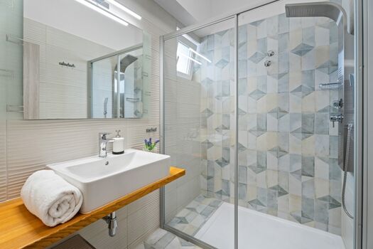 Badezimmer mit ebenerdiger Dusche