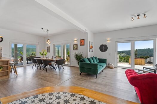 Das Erdgeschoss bietet einen riesigen Wohnbereich mit einem Fernseher