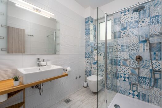 Eigenes Badezimmer mit Dusche