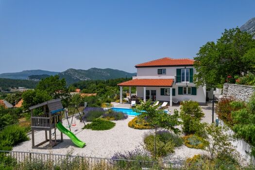 Villa Belina ist eine neu erbaute Villa im typisch mediterranen Stil