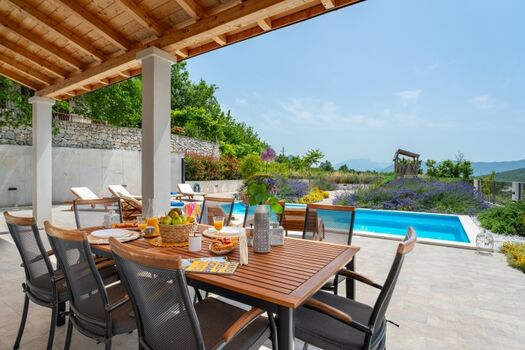 Überdachte Essecke, in der Nähe der Küche.