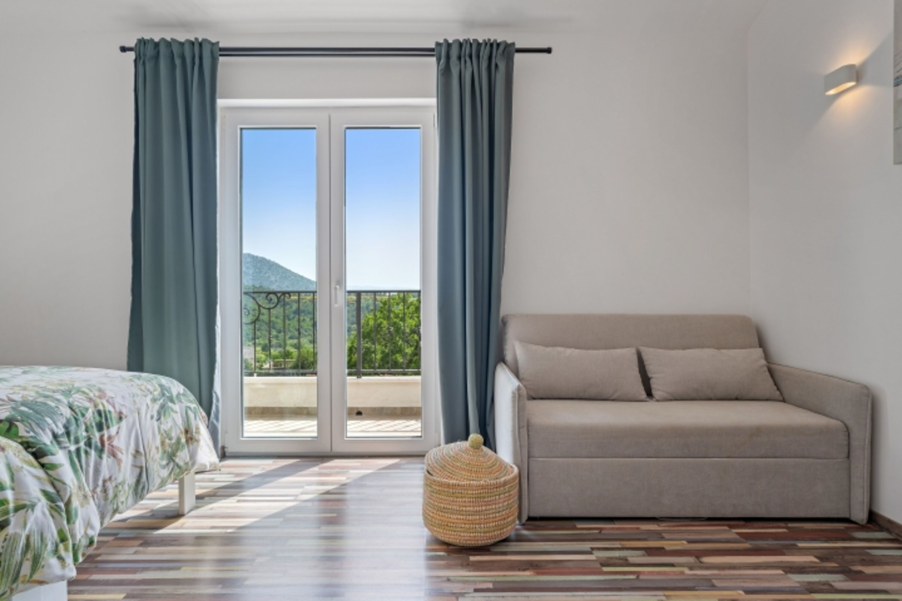 Schlafzimmer Nr. 3 mit Schlafsofa für 1 Person, eigenem Bad, Klimaanlage, Balkon.