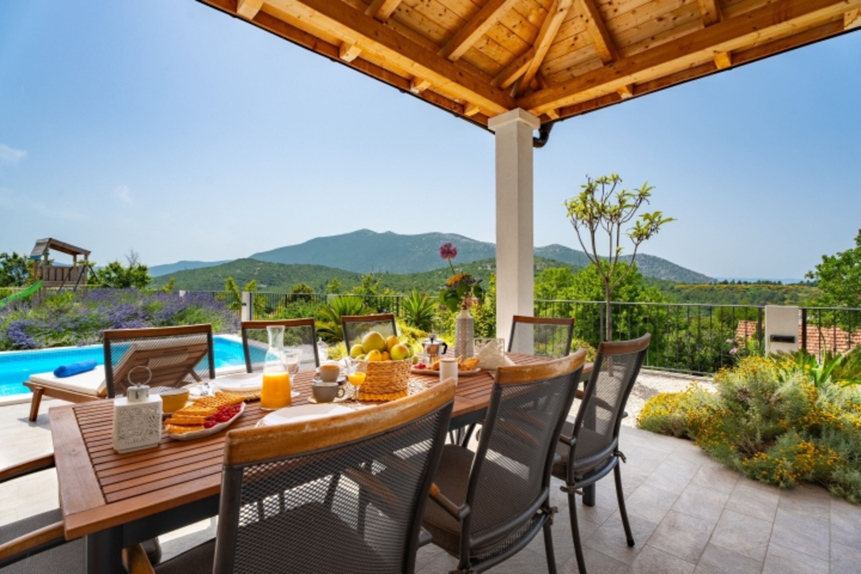 Die Villa Belina bietet einen beheizten Pool und einen Essbereich im Freien mit Grill.
