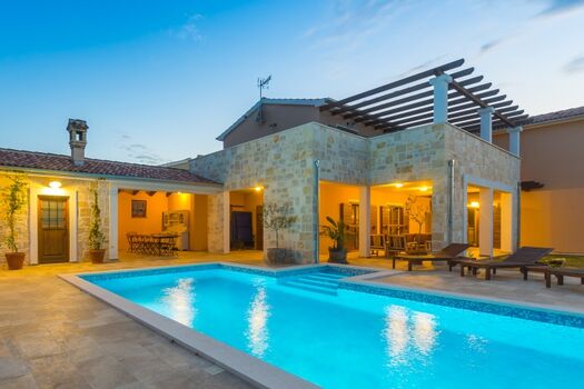 Außenansicht mit Pool